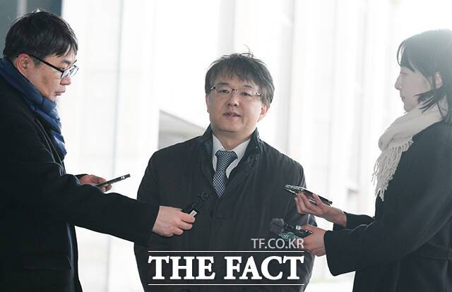 김태훈 본부장(서울남부지검장)이 8일 오전 서울 서초구 서울고등검찰청 청사에 마련된 '정교유착 비리 합동수사본부(합수본)' 사무실로 출근하며 취재진의 질문에 답하고 있다. /박헌우 기자