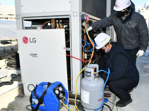 하이엠솔루텍 엔지니어가 LG시스템에어컨 서비스 현장에서 폐냉매를 회수하고 있다. 하이엠솔루텍.