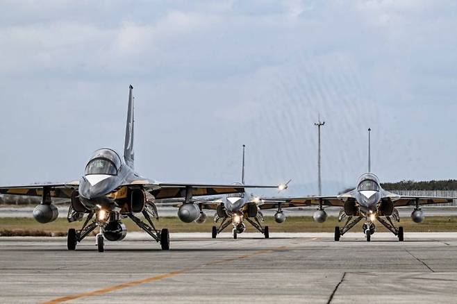 8일 이륙을 위해 정비사의 유도를 받아 활주로로 이동하고 있는 블랙이글스 T-50B 항공기. (사진제공=공군)
