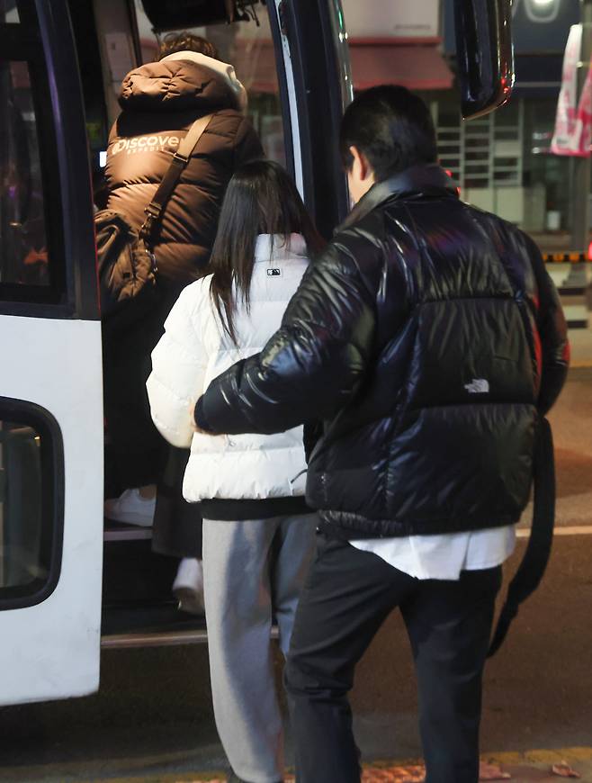 2026년 1월 6일 오전 경기도 안산시 상록수역 인근에서 직장인들이 서울 본사로 출근하기 위해 직장 버스를 이용하고 있다. /장경식 기자