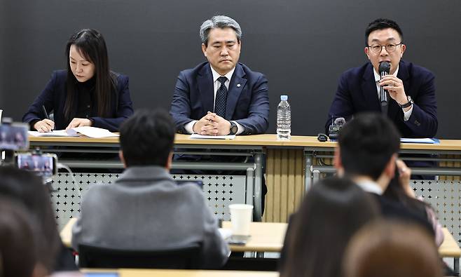윤석열 전 대통령측 변호인단(왼쪽부터 유정화, 송진화, 최지우 변호사)이 19일 서울 서초구 한 사무실에서 기자회견을 열고 윤 전 대통령의 체포방해 혐의 징역 5년 선고에 대한 입장을 밝히고 있다. /뉴스1