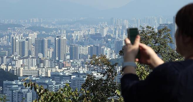 19일 서울 중구 남산에서 바라본 아파트 단지. 2025.10.19. 뉴스1
