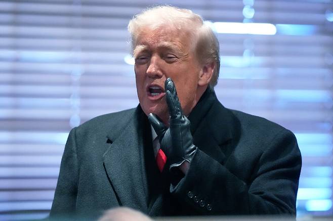 도널드 트럼프 미국 대통령이 27일(현지시각) 아이오와주 어번데일의 한 식당을 방문해 발언하고 있다. 어번데일/AP 연합뉴스