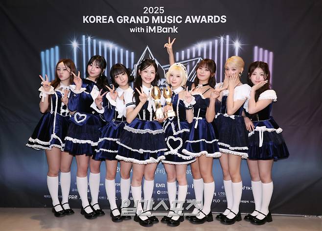 ‘2025 코리아 그랜드 뮤직 어워즈 with iM뱅크’(2025 KGMA) 둘째날 뮤직데이가 15일 오후 인천 영종도 인스파이어 아레나에서 펼쳐졌다. 유니스가 수상 후 트로피 세리머니를 하고 있다. 영종도(인천)=KGMA특별취재단/2025.11.15./