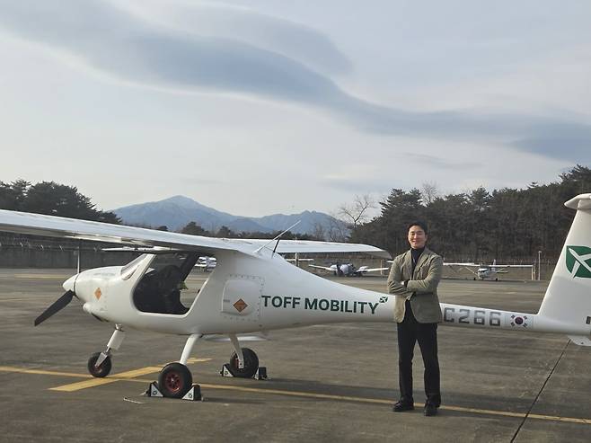 정찬영 토프모빌리티 대표가 자사 전기비행기 앞에서 포즈를 취하고 있다. 정 대표는 "전기 비행기는 전기차처럼 일상화될 것"이라고 자부했다. /안정훈 기자