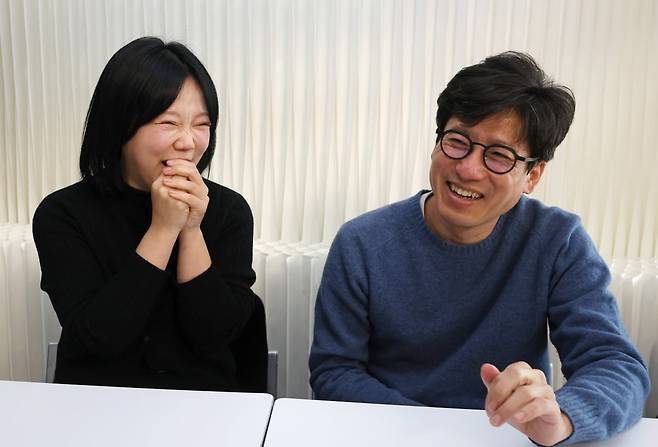 뮤지컬 ‘오지게 재밌는 가시나들’을 제작한 김하진 작가(왼쪽)와 오경택 연출이 지난 26일 서울 종로구 한 카페에서 본지와 인터뷰하고 있다. 사진=이솔 기자