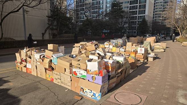 서울 구로구에 있는 한 아파트 단지 내 종이 분리수거 현장. 은정진 기자