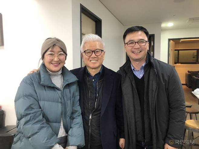 서욤보(오른쪽) 목사 부부가 2020년 서울광염교회에서 조현삼(가운데) 목사와 함께한 모습. 국민일보DB