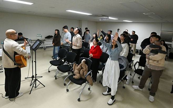 그리스도의몸교회 교인들이 지난 25일 서울 금천구 가산디지털단지 한 세미나실에서 손을 들고 찬양하고 있다. 신석현 포토그래퍼