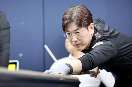 27일 ‘웰컴저축은행 PBA챔피언십’ 128강전부터 시즌 상금랭킹 상위 32위까지만 주어지는 월드챔피언십 출전권 경쟁이 치열하게 전개되고 있다. 김재근(사진)과 Q응우옌은 승부치기 끝에 생존한 반면, 조건휘 임성균 서현민 등은 고배를 마셔 상황이 불리하게 됐다. (사진=PBA)