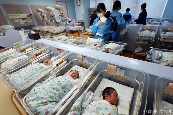 (고양=뉴스1) 황기선 기자 = 28일 경기 고양시 일산차병원 신생아실에서 간호사가 아기를 돌보고 있다. 이날 국가데이터처가 발표한 '2025년 11월 인구동향'에 따르면 지난해 11월 출생아는 2만 710명으로 전년 동월(2만 83명)보다 627명(3.1%) 증가했다. 출생아는 2024년 7월 이후 17개월 연속 전년 동월 대비 증가세를 기록했다. 이는 코로나19 유행 이전인 2019년 11월(2만 3727명) 이후 6년 만에 가장 많은 수준이다. 2026.1.28/뉴스1 Copyright (C) 뉴스1. All rights reserved. 무단 전재 및 재배포, AI학습 이용 금지. /사진=(고양=뉴스1) 황기선 기자