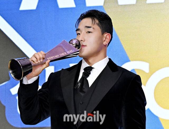 KT 안현민이 24일 오후 서울 잠실 롯데호텔 월드에서 진행된 '2025 KBO 시상식'에서 신인상을 수상한 뒤 트로피 키스를 하고 있다. 'KBO 시상식'은 퓨처스리그 투·타 개인 부문별 1위 선수 시상을 시작으로 KBO 리그 투·타 개인 부문별 1위 선수, KBO 심판상, 각 포지션별 KBO 수비상, 신인상 및 MVP 시상으로 진행된다./마이데일리