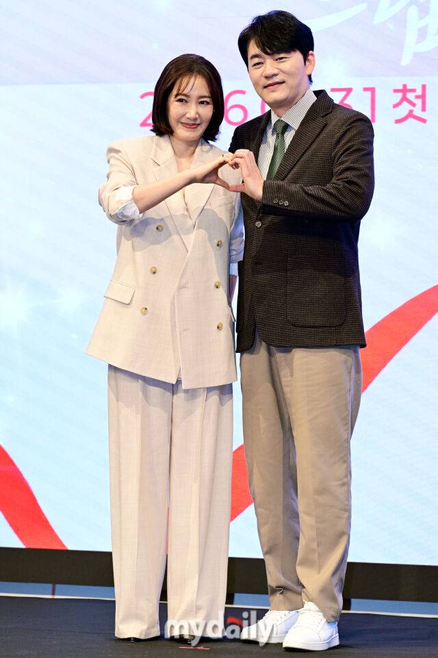 2026년 1월 28일 오후 서울 구로구 신도림동 더세인트에서 진행된 KBS 2TV 새 주말드라마 '사랑을 처방해 드립니다' 제작발표회에서 유호정과 김승수가 포즈를 취하고 있다. / 곽경훈 기자