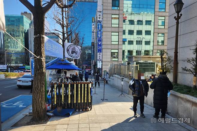 28일 오후 2시께 서울 서초구 서울중앙지방법원에서 김건희 여사에 대한 선고 공판이 열리고 있는 가운데 소수의 유튜버들이 법원 주변에 모여있다. 이영기 기자.
