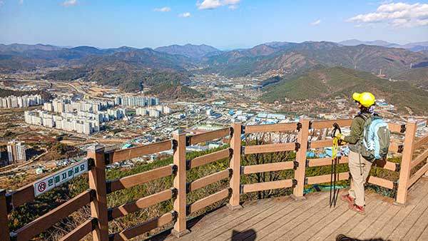 봉화산 정상 조망데크.