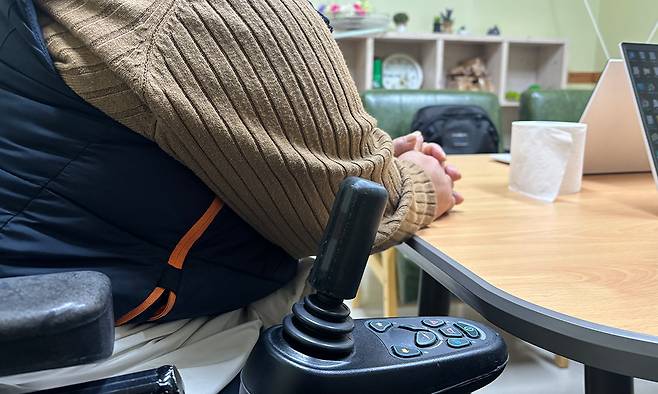전남 무안 부랑아 수용시설 ‘동명원’에서 당사자 동의 없이 불임 시술을 당한 지체장애인 김은지(가명·49)씨가 전남 목포시 전라남도장애인권익옹호기관에서 기자와 만나 “자궁에 고리를 삽입하고 수년이 지나서야 내 몸에 불임 수술이 된 걸 알았다”고 말하고 있다.