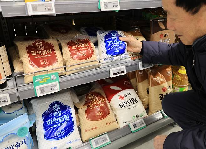 28일 서울 시내 한 대형마트에서 시민이 설탕을 고르고 있다. 이재명 대통령은 이날 설탕에도 담배처럼 부담금을 부과하는 아이디어를 거론했다. 엑스(X·옛 트위터)에 국민의 80%가 설탕세 도입에 찬성한다는 내용의 기사를 올리며 "담배처럼 설탕 부담금으로 설탕 사용 억제, 그 부담금으로 지역·공공의료 강화에 재투자"라고 적었다. 연합뉴스