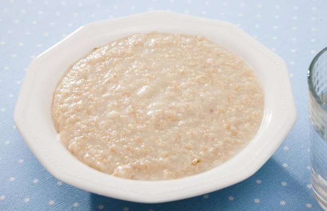 삶은 오트밀 죽. 123rf