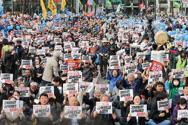 3월11일 서울 중구 서울시청 광장에서 한일역사정의평화행동과 더불어민주당 등 주최로 '강제동원 굴욕해법 강행 규탄 2차 범국민대회'가 열리고 있다. ⓒ시사저널 박정훈