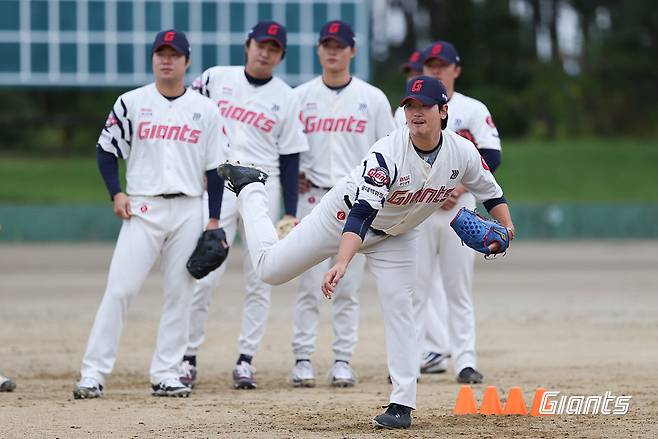 주축 불펜투수들 없이 스프링캠프를 시작한 롯데가 새 얼굴을 찾아낼지 관심이 쏠린다. 최이준이 지난해 11월 일본 미야자키에서 열린 마무리캠프 도중 수비 훈련을 소화하고 있다. 사진제공|롯데 자이언츠