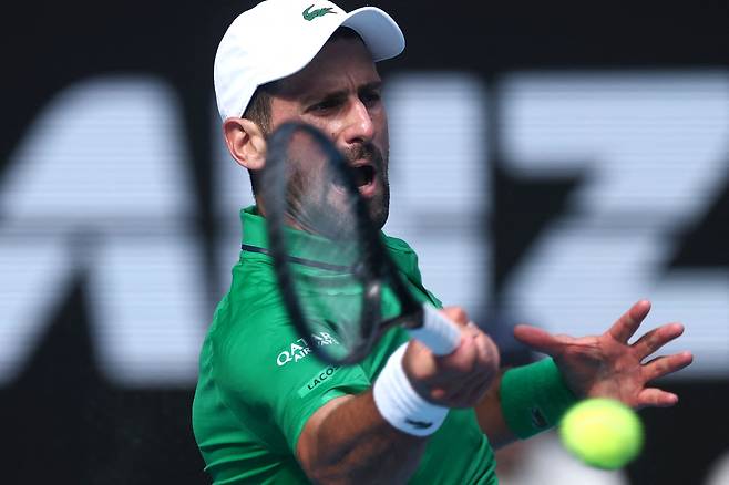 노바크 조코비치가 28일 호주 멜버른에서 열린 로렌초 무세티오의 호주오픈 남자 단식 8강에서 포핸드를 치고 있다. 멜버른 | AFP연합뉴스