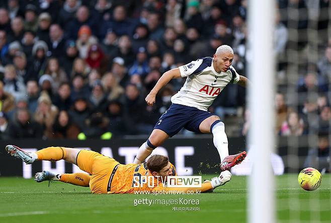 ▲ 비카리오가 이탈리아로 돌아갈 경우 토트넘의 골키퍼진에 공백이 생긴다. 올 시즌 프리미어리그에서 가장 뛰어난 활약을 펼친 골키퍼로 평가받는 루프스를 토트넘이 여름 이적 시장에서 영입 대상으로 고려하고 있다. 토트넘과 경기에서 히샬리송을 막아내는 루프스.