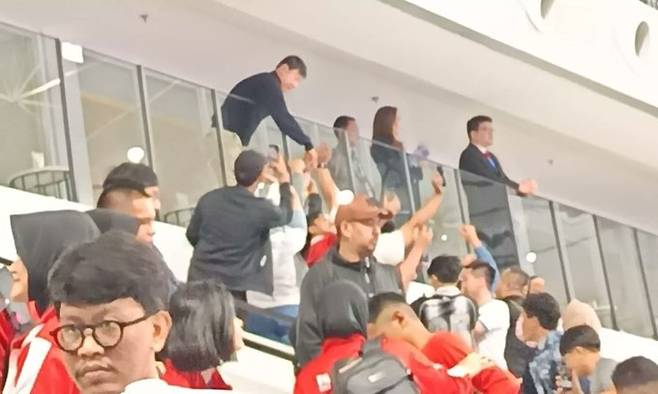 27일(한국시간) 인도네시아 자카르타의 인도네시아 아레나에서 열린 2026 아시아축구연맹(AFC) 풋살 아시안컵 조별리그 A조 1차전 한국과 인도네시아의 경기를 찾은 신태용 감독. /사진=엘신타 SNS 캡처