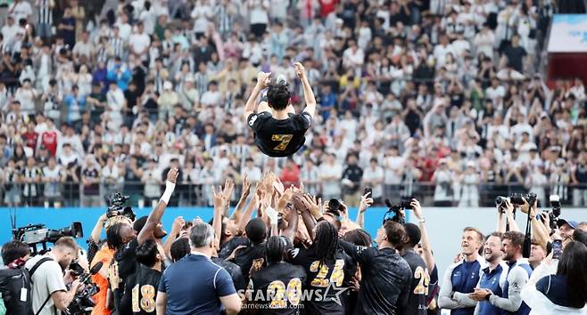 토트넘 선수들이 지난해 8월 서울월드컵경기장에서 열린 손흥민을 헹가래치고 있다. /사진=강영조 선임기자