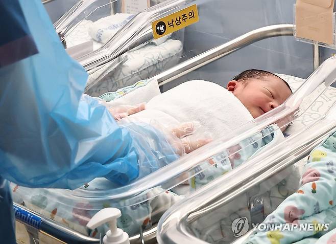 출생아 2년 연속 증가 전망 (고양=연합뉴스) 김인철 기자 = 26일 경기도 고양시 CHA의과학대학교 일산차병원 신생아실에서 간호사가 신생아를 돌보고 있다. 2025.12.26 yatoya@yna.co.kr