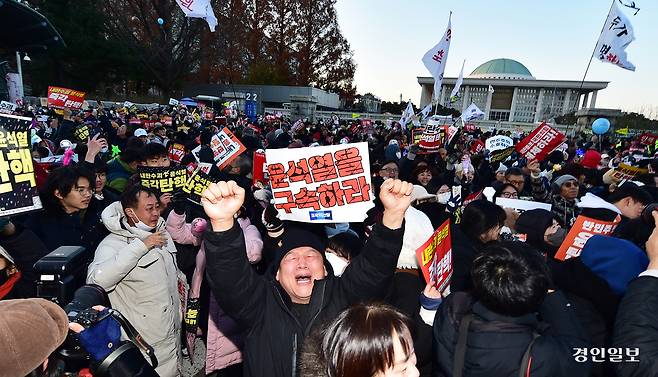 탄핵소추안이 가결된 2024년 12월 14일 오후 서울 여의도 국회의사당 앞에서 뉴스를 지켜보던 한 시민이 환호하고 있다. 2024.12.14 /조재현기자 jhc@kyeongin.com