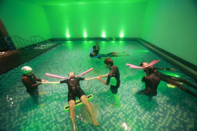 많은 시민들이 전남 완도 해양치유센터를 찾아 즐기고 있다. /완도군 제공