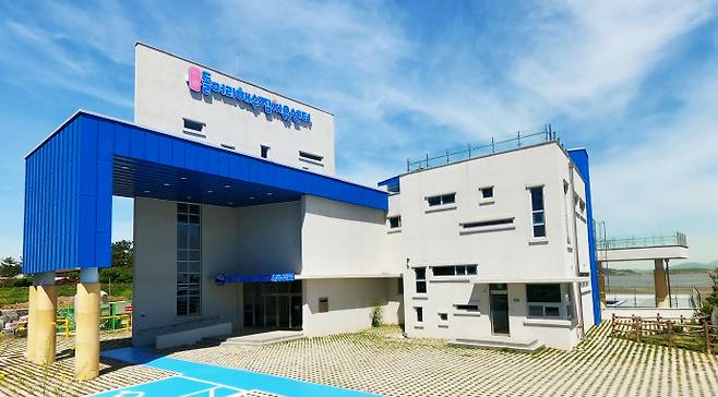 전남 함평군에 있는 돌머리해수찜 치유센터 청사 전경. /함평군 제공