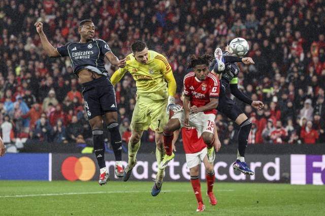 벤피카의 골키퍼 아나톨리 트루빈(가운데 1번)이 29일 포르투갈 리스본에서 열린 2025-2026 UEFA UCL 리그 페이즈 최종전 레알 마드리드와의 경기 후반 추가시간 공격에 가담, 프리킥을 헤더로 연결해 득점하고 있다. EPA 연합뉴스