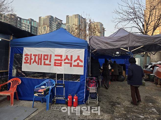 26일 오후 한 이재민이 저녁을 먹기 위해 서울 강남구 개포동 구룡마을 입구에 설치된 임시 급식소로 들어가고 있다.(사진=김현재 기자)