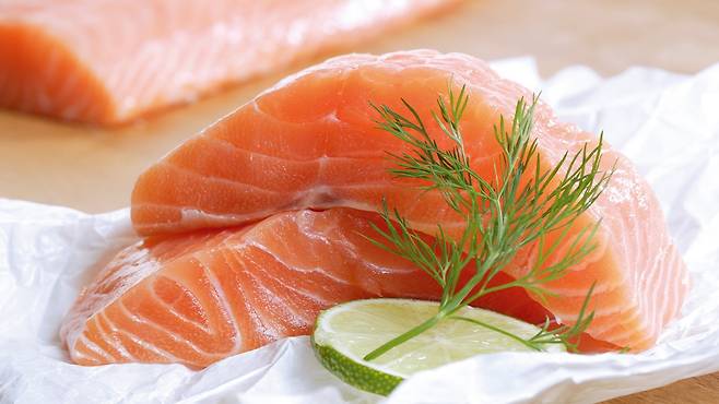 연어, 정어리 같은 지방이 풍부한 생선은 자궁 건강에 도움이 될 수 있다|출처: 클립아트코리아