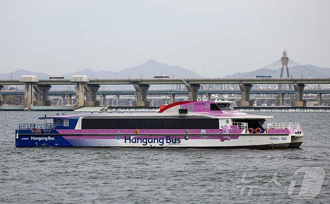 17일 오전 서울 송파구 잠실선착장 인근에 한강버스 2025.11.17/뉴스1 ⓒ News1 이재명 기자