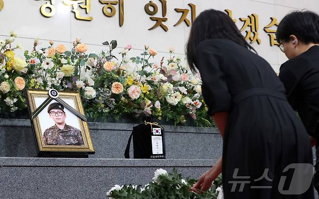 성전환 수술 후 강제 전역 처분을 받고 숨진 고(故) 변희수 전 하사의 국립대전현충원 안장식이 열린 24일 오후 국립대전현충원 충혼당에서 추모객들이 헌화 하고 있다.2024.6.24/뉴스1 ⓒ News1 김기남 기자