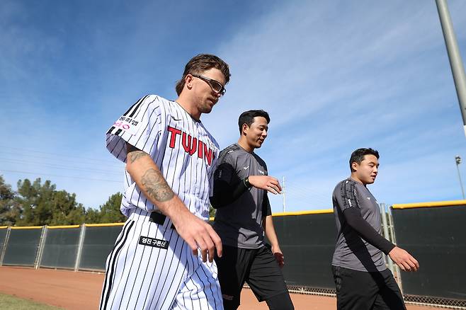 LG 트윈스 아시아쿼터 선수 라클란 웰스(왼쪽)가 28일(현지시간) 미국 애리조나주 스코츠데일에서 열린 LG 스프링캠프에서 2026시즌을 준비 중이다. (LG 트윈스 제공)