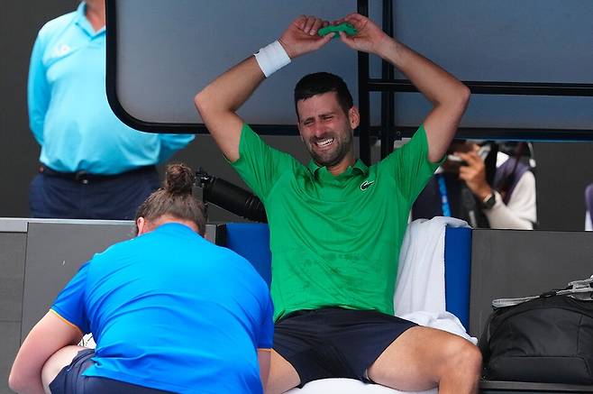 2세트 종료 후 메디컬타임아웃 치료를 받다가 고통스러워 하는 조코비치 / 게티이미지코리아
