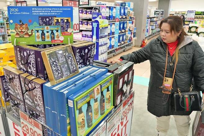 외국인 관광객이 롯데마트에 진열된 자개 선물세트를 둘러보고 있다. 롯데마트 제공