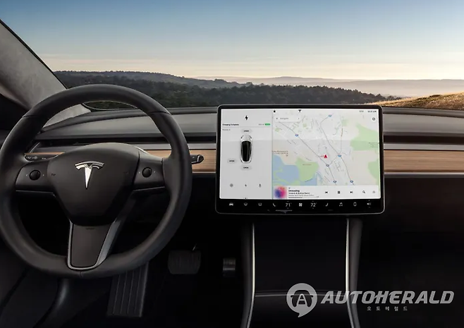 테슬라 대형 터치 스크린. 글로벌 완성차 업체들이 '원가 절감과 실내 디자인, 첨단 미래 기술 마케팅 경쟁을 벌이며 물리 버튼을 삭제하기 시작한 계기가 됐다.(@테슬라)