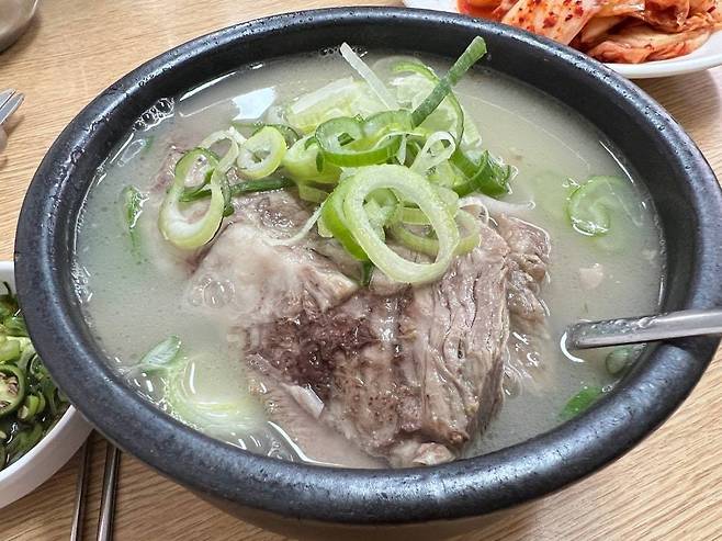 서울 중구 을지로 ‘이남장’ 본점의 설렁탕. 보통은 1만4000원, 특은 2만2000원이다.
김도언 소설가 제공