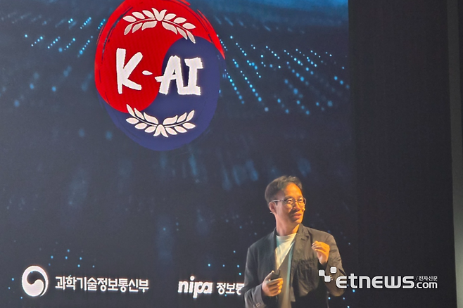 김성훈 업스테이지 대표가 지난달 30일 서울 삼성동 코엑스에서 열린 '독자 AI 파운데이션 모델' 1차 발표회에서 '솔라 오픈'에 대해 소개하고 있다. ⓒ박종진기자