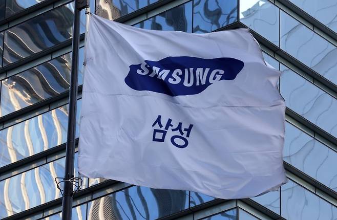삼성전자가 연결 기준 매출 93조8000억원, 영업이익 20조1000억원의 지난해 4분기 실적을 발표한 29일 오전 서울 서초구 삼성전자 서초사옥 앞에 깃발이 휘날리고 있다. 삼성전자의 이번 영업이익은 분기 사상 역대 최고 실적이다. 뉴시스