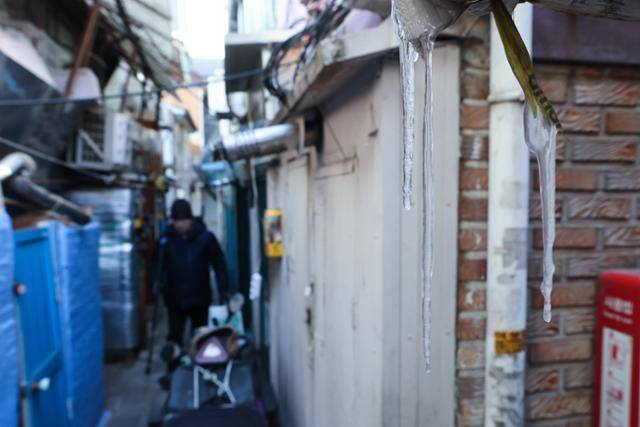 서울 전역에 한파주의보가 발효된 20일 서울 종로구 돈의동 쪽방촌에 고드름이 얼어 있다. 연합뉴스