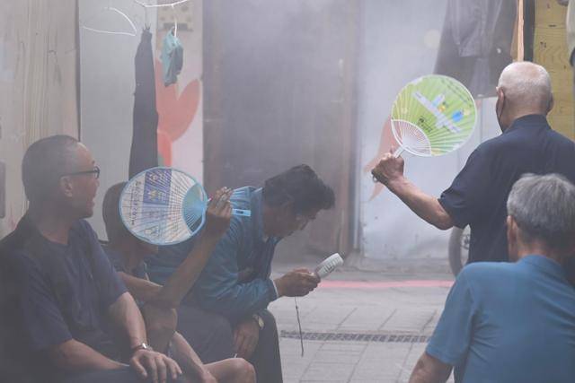 서울 전역에 폭염경보가 내려진 2025년 7월 7일 서울 영등포구 쪽방촌 일대에 주민들이 더위를 피해 거리로 나와 있다. 최주연 기자