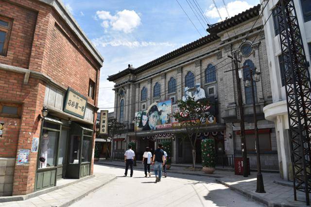 1950년대 서울의 모습을 재현해 놓은 논산 선샤인랜드. 한자와 영어를 섞은 간판이 눈에 띈다. 한국일보 자료사진