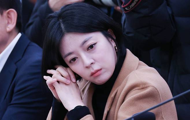 배현진 국민의힘 의원이 28일 국회에서 열린 외통위 전체회의에서 의원들 질의를 듣고 있다. 임현동 기자