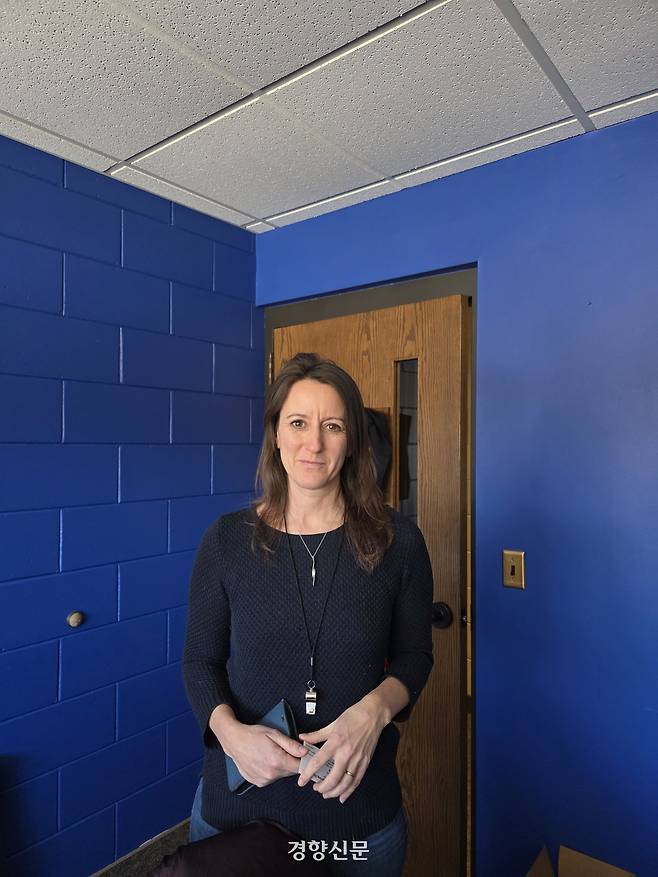 27일(현지시간) 크릭사이드 연합교회 목사인 수지 헤이워드. 그는 르네 굿과 앨릭스 제프리 프레티가 사망한 현장에 누구보다 먼저 달려갔다. 이민단속 요원은 성직자 의복을 입은 그에게도 최루 스프레이를 뿌렸다. 미니애폴리스 | 정유진 특파원