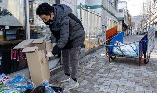 폐지 수집을 하는 권기용 씨가 29일 부산 해운대구 아랫반송로 일원에서 폐지를 줍고 있다. 이날 아침 최저 기온은 영하 3도였고, 부산의 한파는 다음 달 초까지 계속될 전망이다. 이원준 기자 windstorm@kookje.co.kr